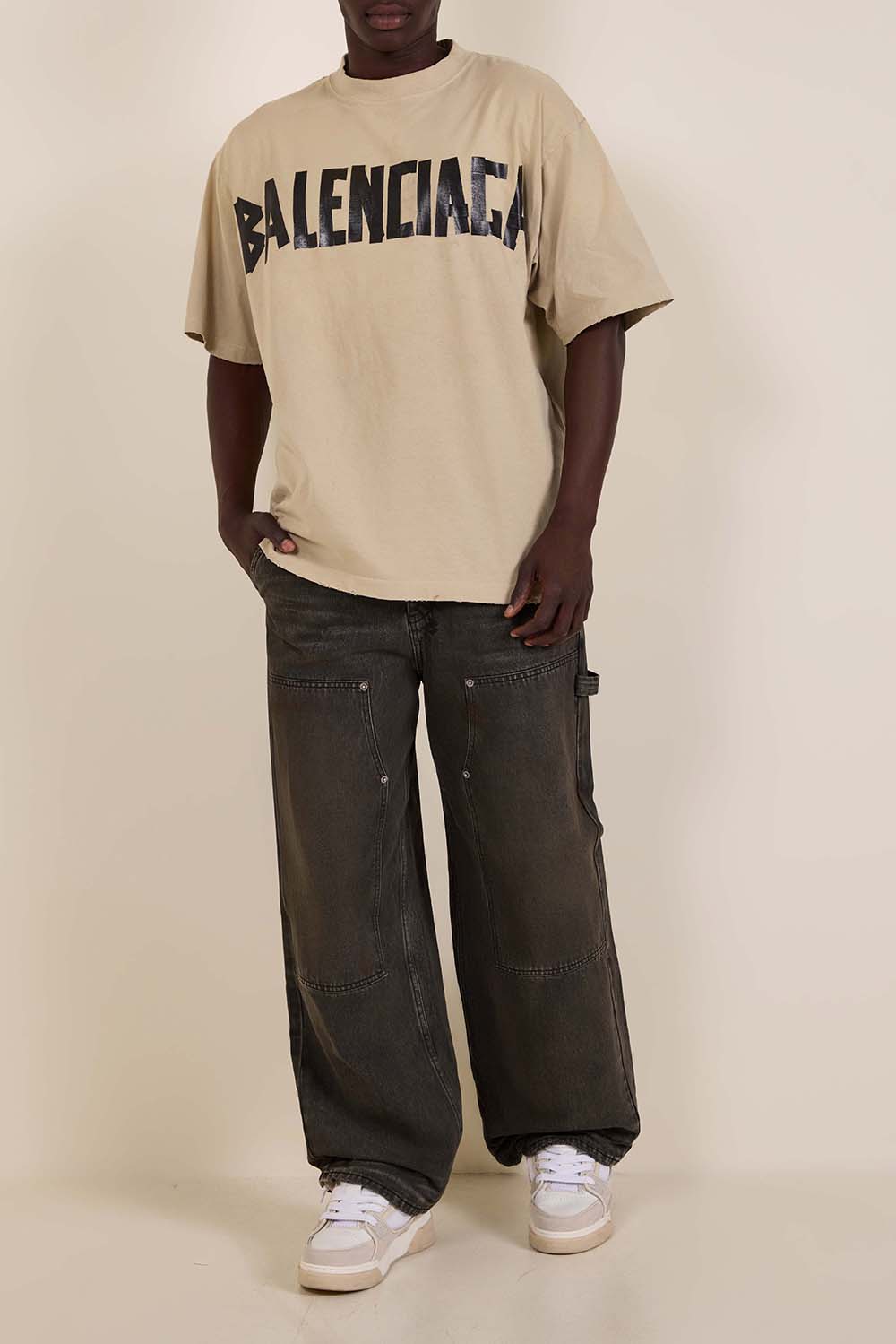 תמונת כל הלוק של חולצת טי